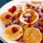 Domowe pancakes na słodko i&nbsp;słono – sześć pomysłów na dodatki