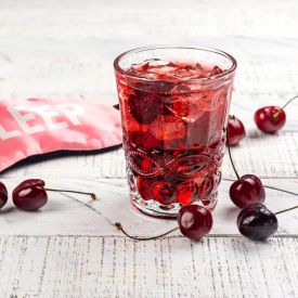 Koktajl na sen z&nbsp;TikToka. Czy jeden napój naprawdę może rozwiązać problemy z&nbsp;zasypianiem?