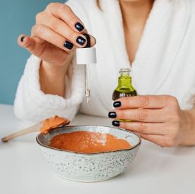 „Naturalny retinol” z&nbsp;lodówki podbija TikToka. Czy maseczka z&nbsp;marchewki naprawdę wygładza i&nbsp;rozświetla skórę?