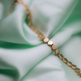 Biżuteria ręcznie robiona – za co tak naprawdę płacisz, wybierając biżuterię handmade?
