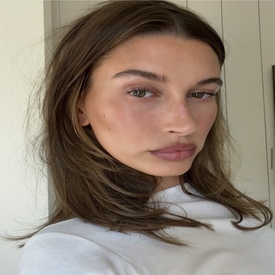 Hailey Bieber podbija świat beauty. Jej linia kosmetyków to gigantyczny sukces, a fanki zachwycają się jej naturalnością!