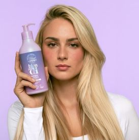 Chłodny blond, który zachwyca blaskiem. Jak uniknąć żółtych refleksów i przesuszonych końcówek?
