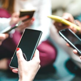 Jesteśmy online non stop, a coraz bardziej samotni. Co technologia zrobiła z naszymi relacjami?