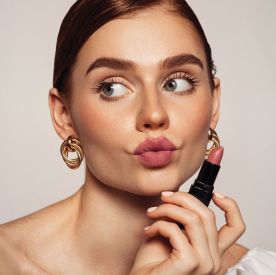 Cloud skin czy Cherry Cola Lips? Te trendy makijażowe podbijają teraz świat urody
