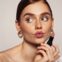 Cloud skin czy Cherry Cola Lips? Te trendy makijażowe podbijają teraz świat urody