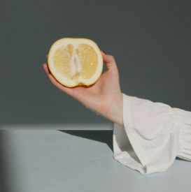 Cebula i cytryna na włosy? Ten domowy duet może Cię zaskoczyć