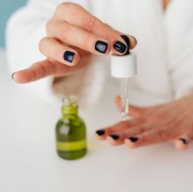 Domowe SPA dla dłoni i paznokci. Jak zadbać o manicure bez wizyty w salonie?