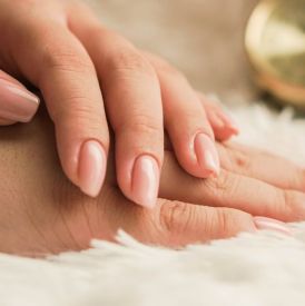 Jak wykonać manicure w stylu lat 2000., wykorzystując produkty marki Claresa?