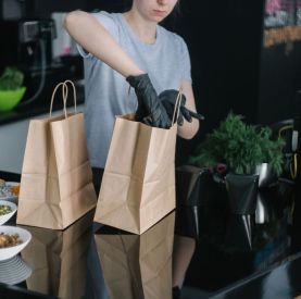 Kolacja dla sześciu osób bez całego dnia w kuchni. Jak zaplanować menu dla gości