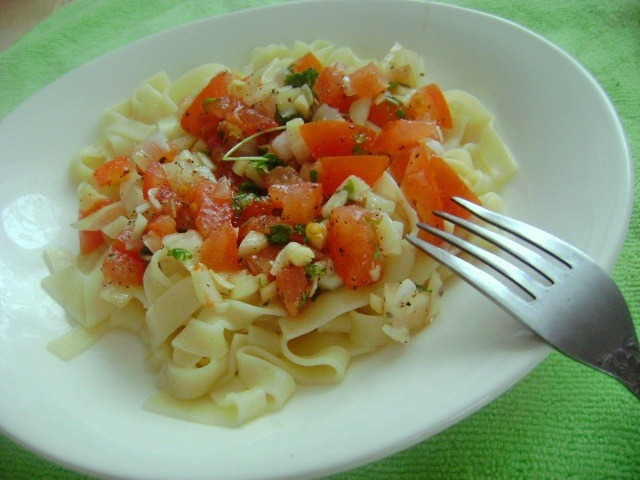 Tagliatelle z sosem pomidorowo-ziołowym