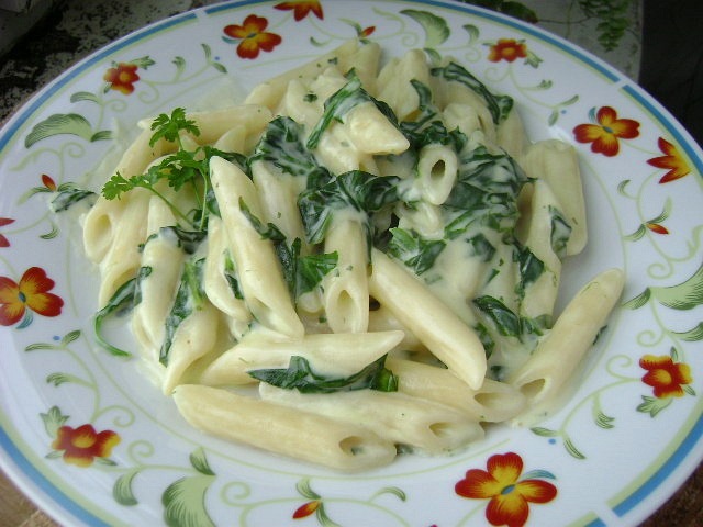 Penne z sosem szpinakowo-serowym